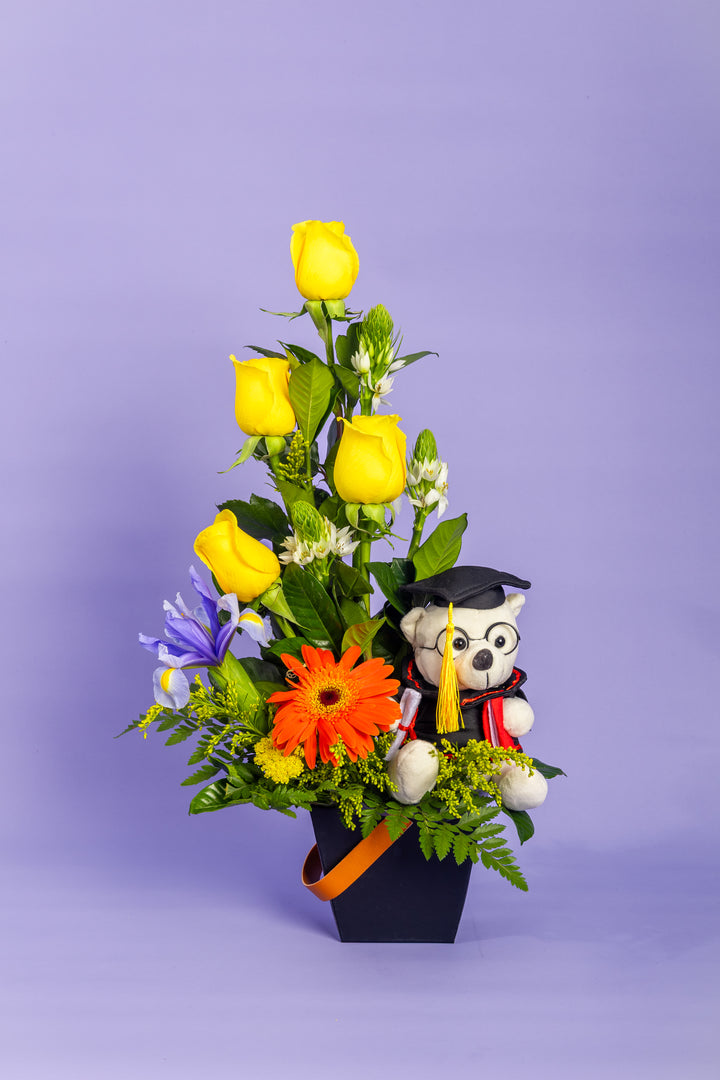 Arreglo de 4 rosas amarillas con peluchito de graduacion