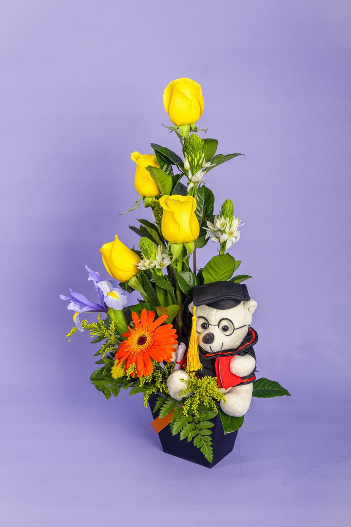 Arreglo de 4 rosas amarillas con peluchito de graduacion