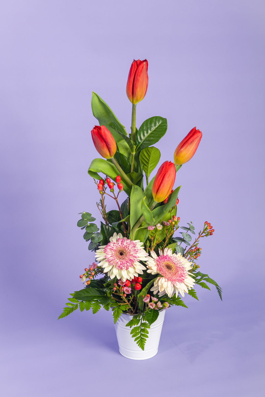 Arreglo de 4 tulipanes con 2 gerberas