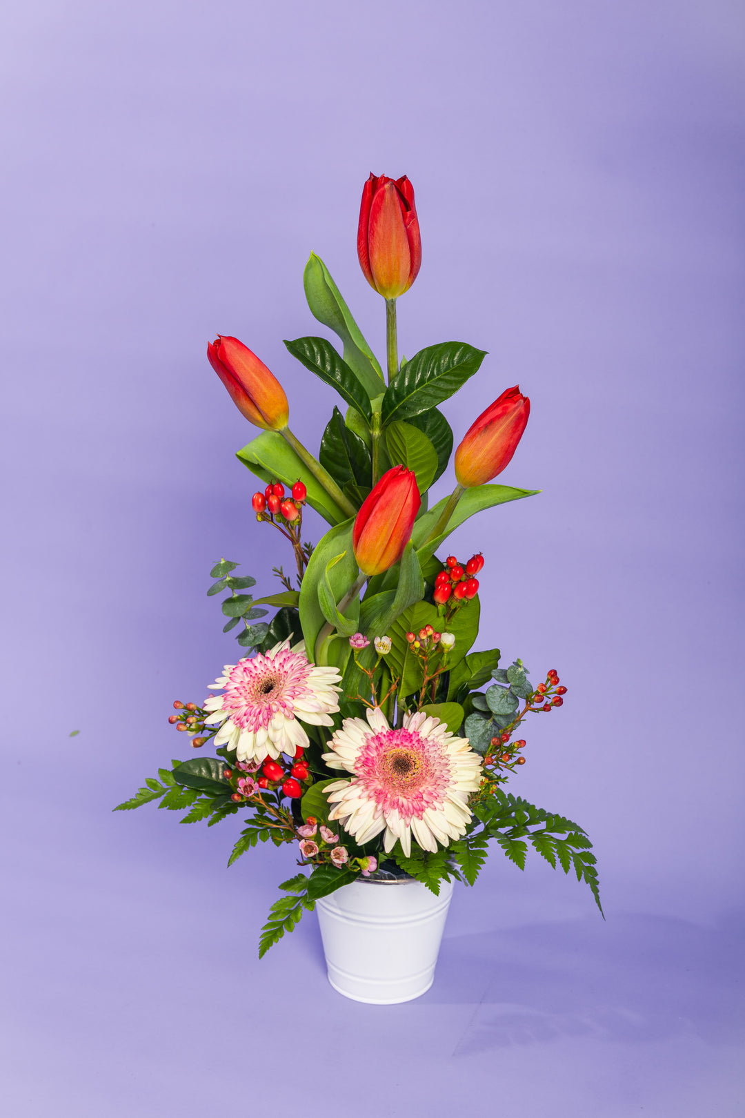 Arreglo de 4 tulipanes con 2 gerberas