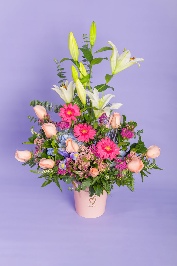 Arreglo de lirios blancos con tonos rosados