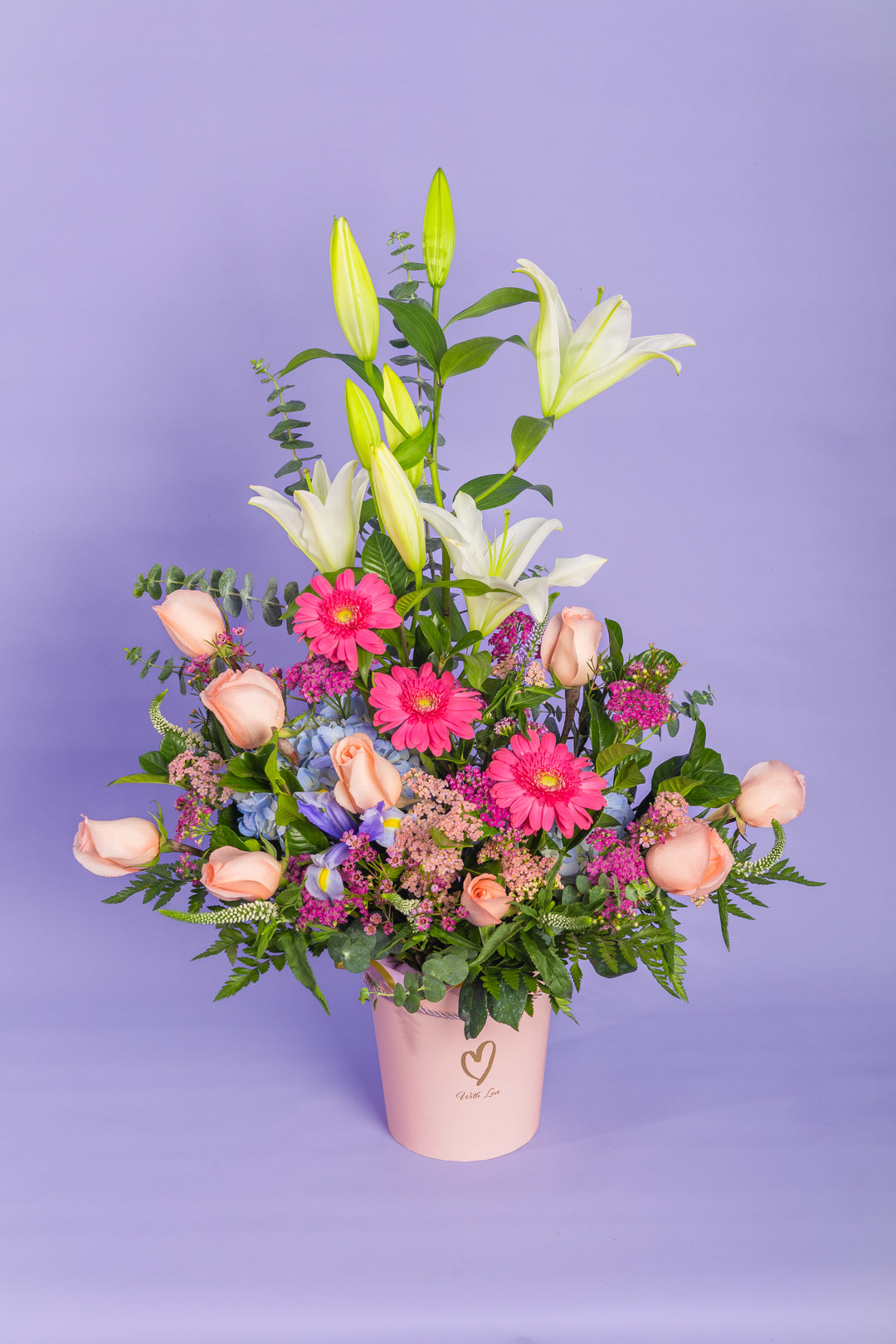 Arreglo de lirios blancos con tonos rosados