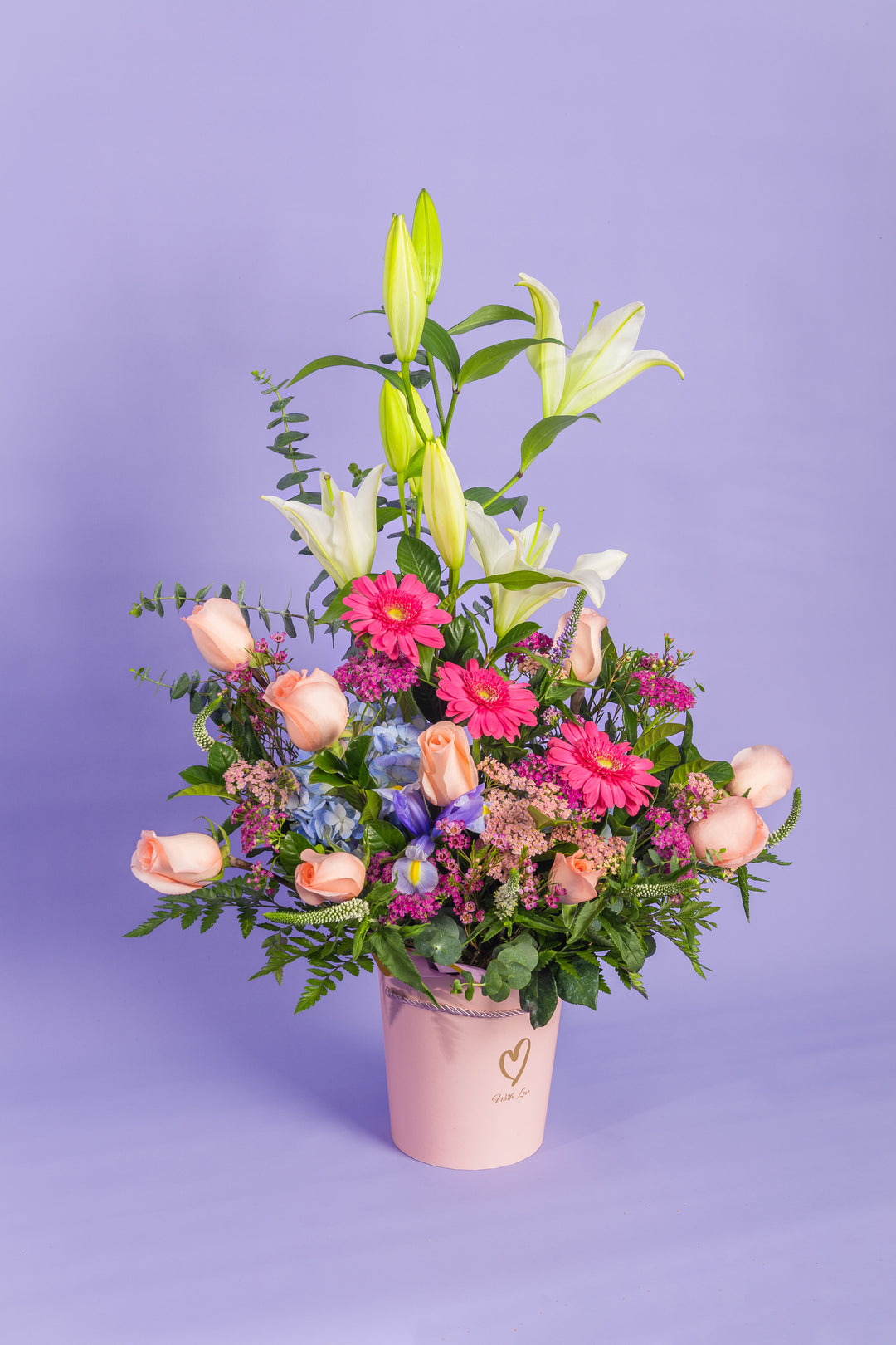 Arreglo de lirios blancos con tonos rosados