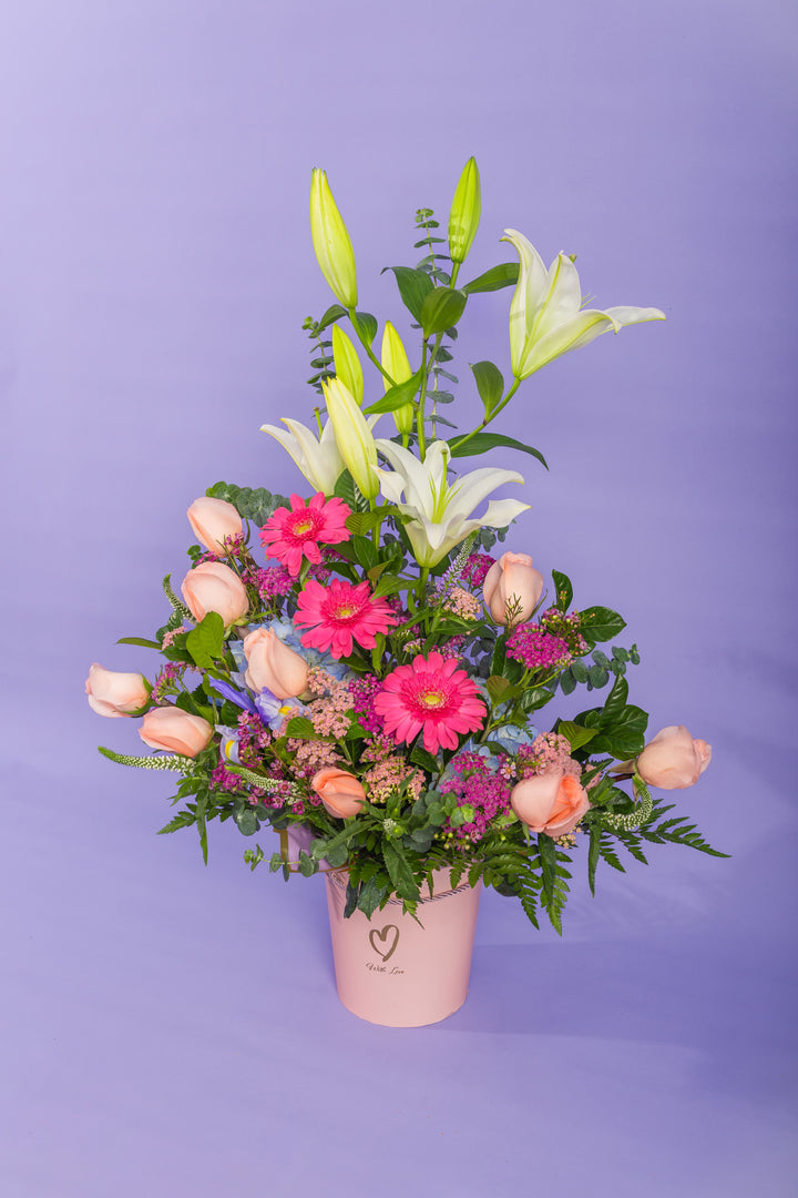Arreglo de lirios blancos con tonos rosados