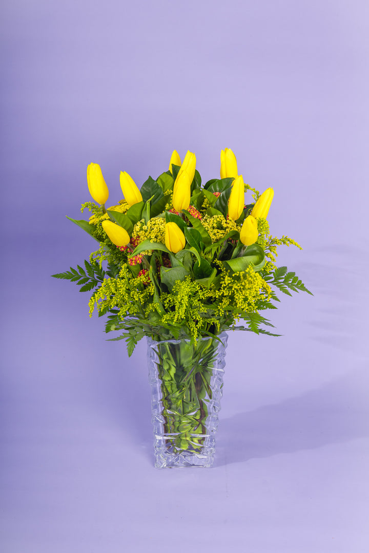Jarron de vidrio con tulipanes amarillos