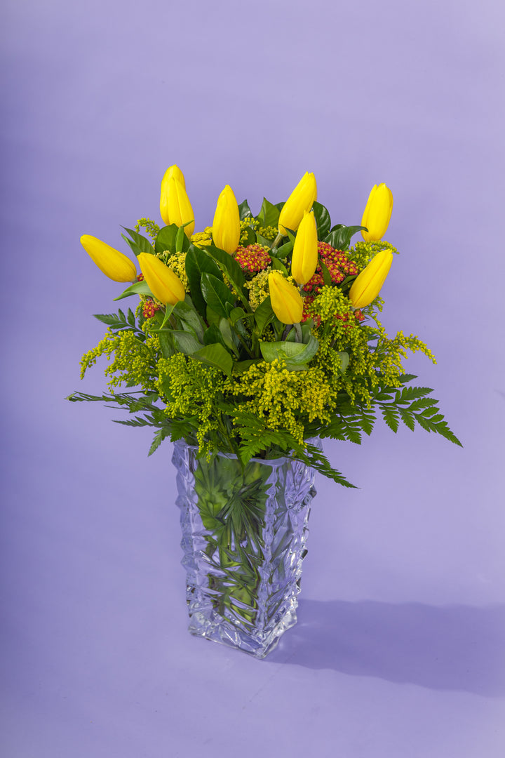 Jarron de vidrio con tulipanes amarillos
