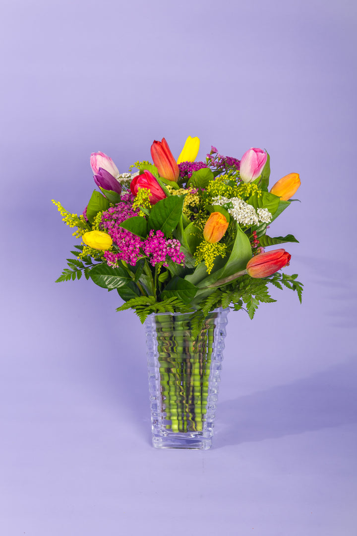 Jarron de vidrio con 12 tulipanes color variado