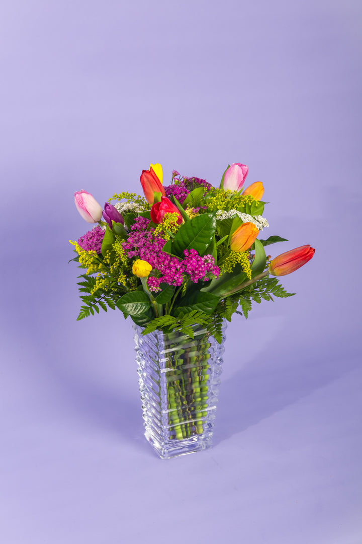 Jarron de vidrio con 12 tulipanes color variado