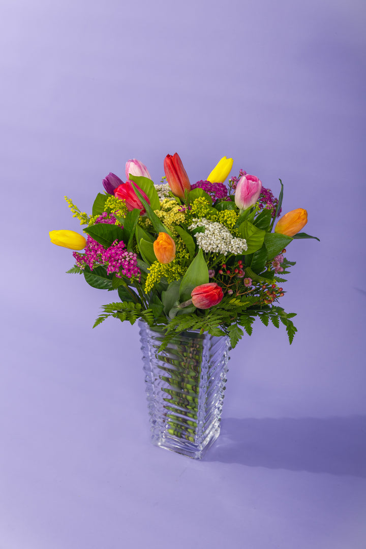 Jarron de vidrio con 12 tulipanes color variado