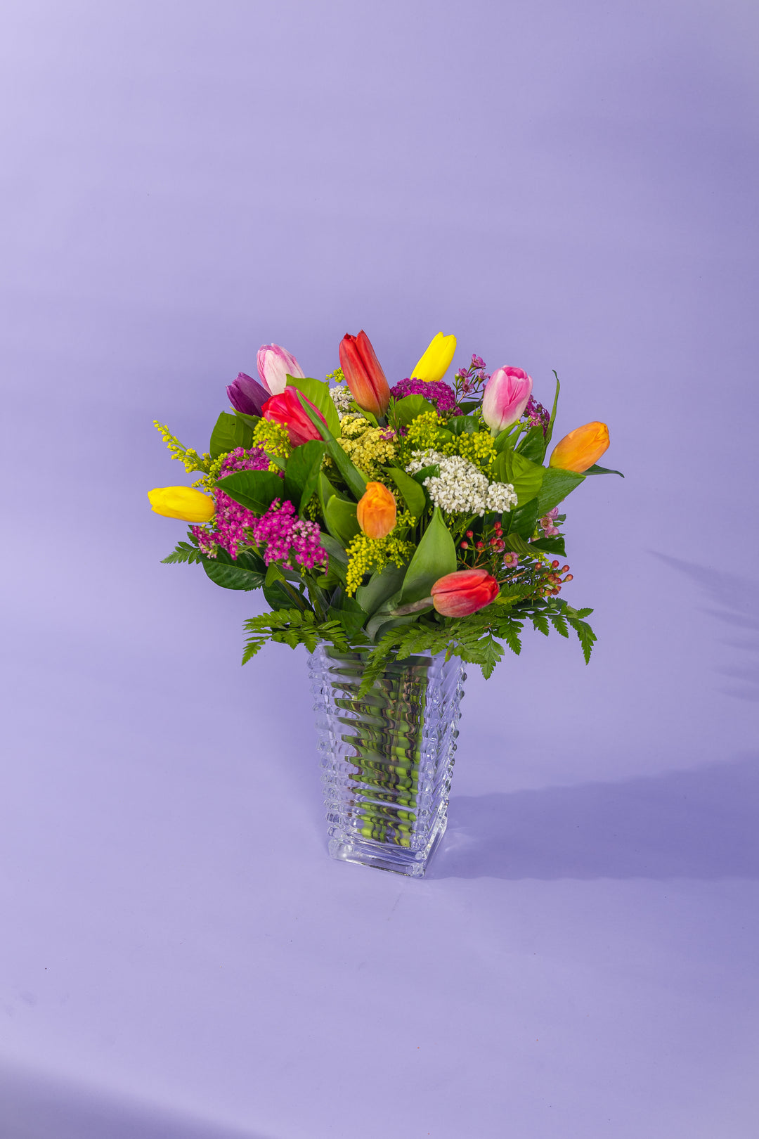 Jarron de vidrio con 12 tulipanes color variado