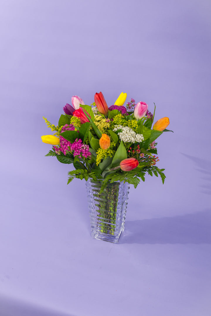 Jarron de vidrio con 12 tulipanes color variado