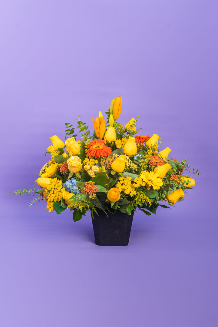 Box de rosas amarillas con gerberas y lirio asiático