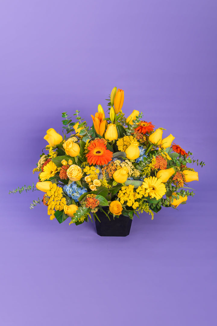 Box de rosas amarillas con gerberas y lirio asiático