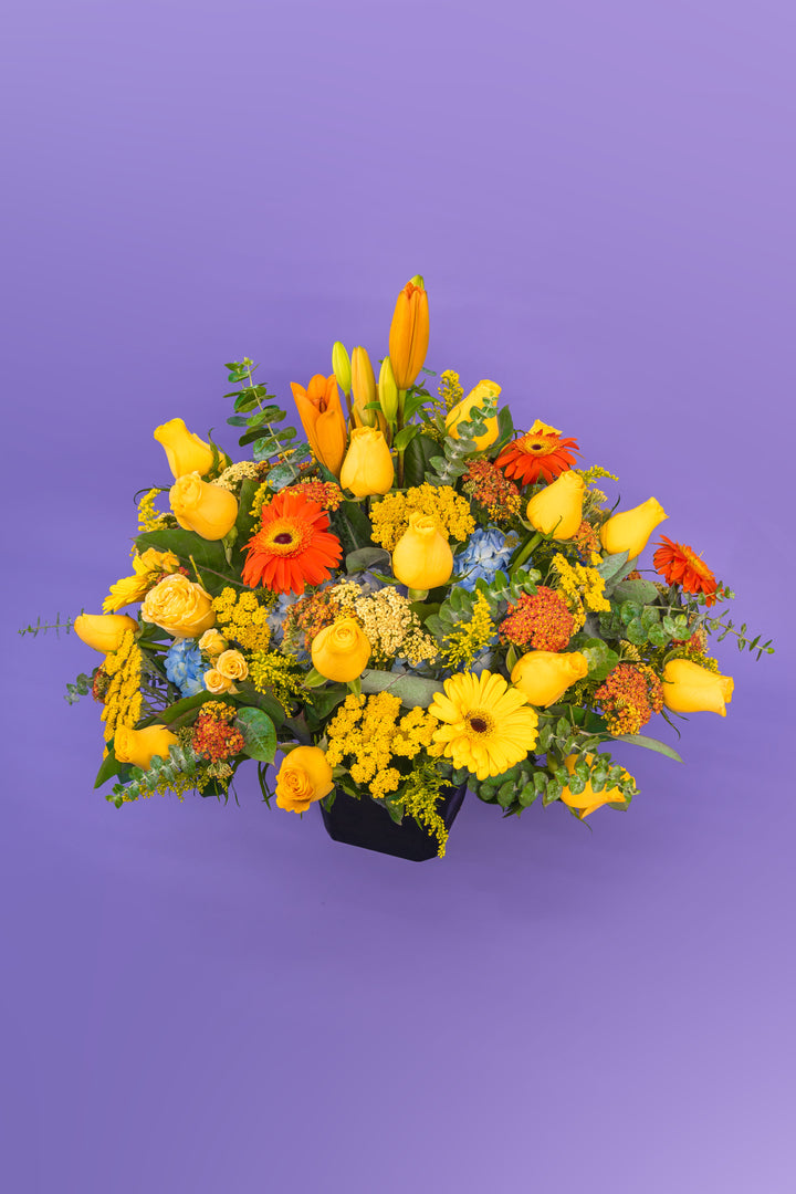 Box de rosas amarillas con gerberas y lirio asiático