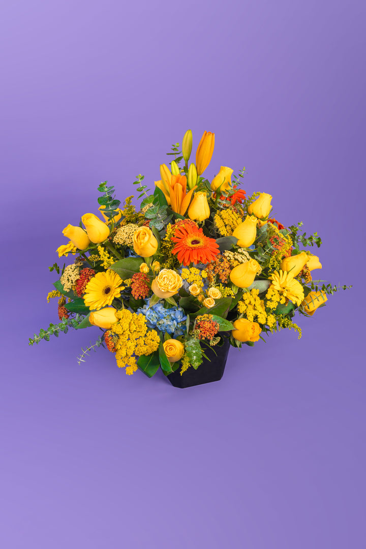 Box de rosas amarillas con gerberas y lirio asiático