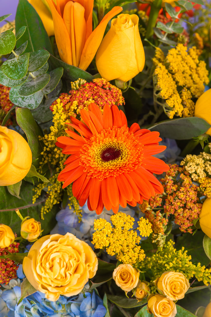 Box de rosas amarillas con gerberas y lirio asiático