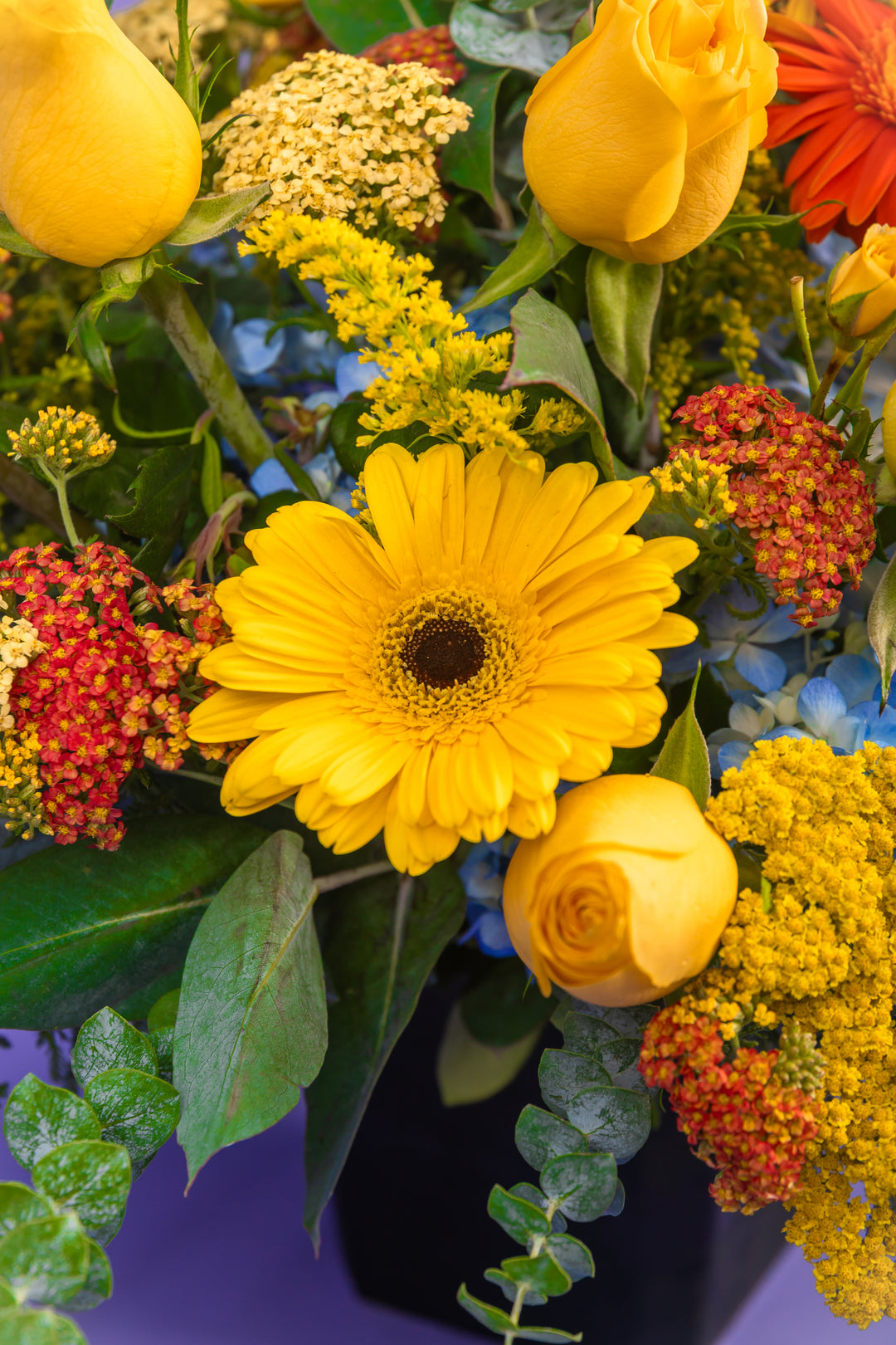 Box de rosas amarillas con gerberas y lirio asiático