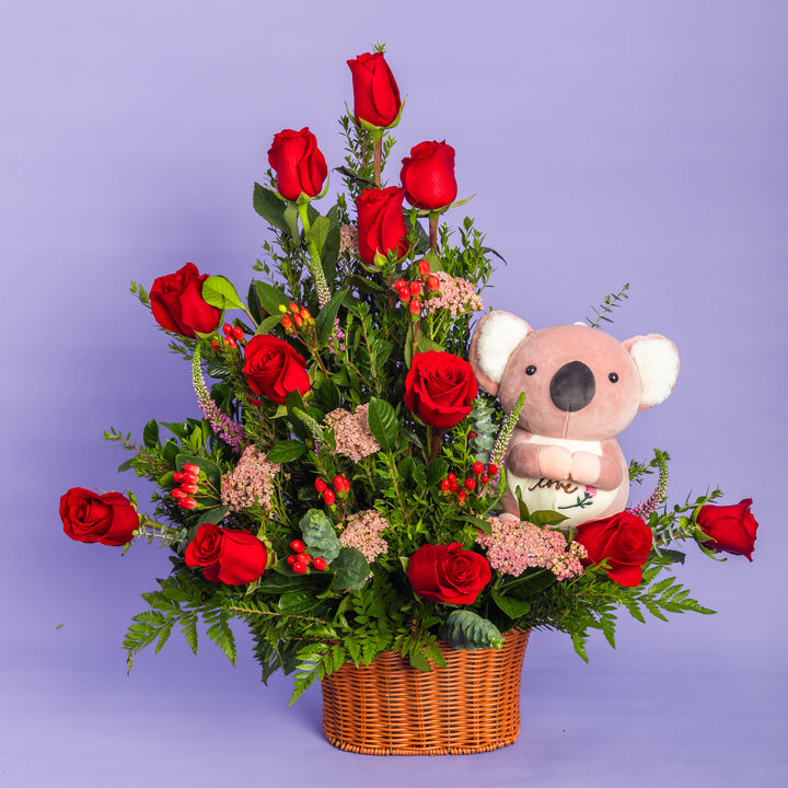 Canasta de rosas con peluche de koala