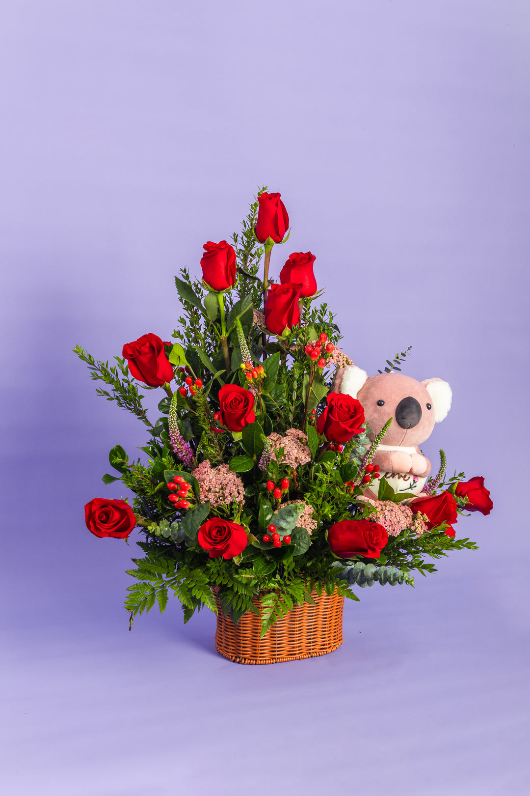 Canasta de rosas con peluche de koala