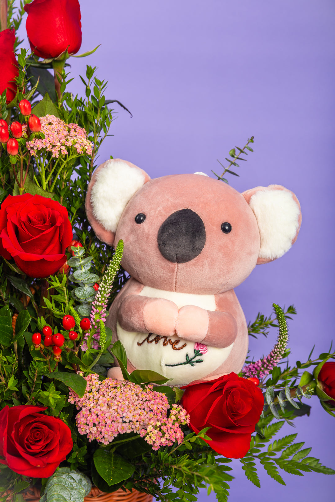 Canasta de rosas con peluche de koala