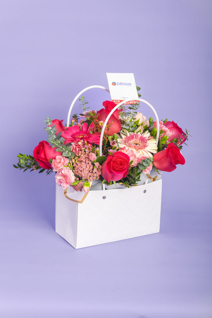 Cartera blanca con rosas y gerberas