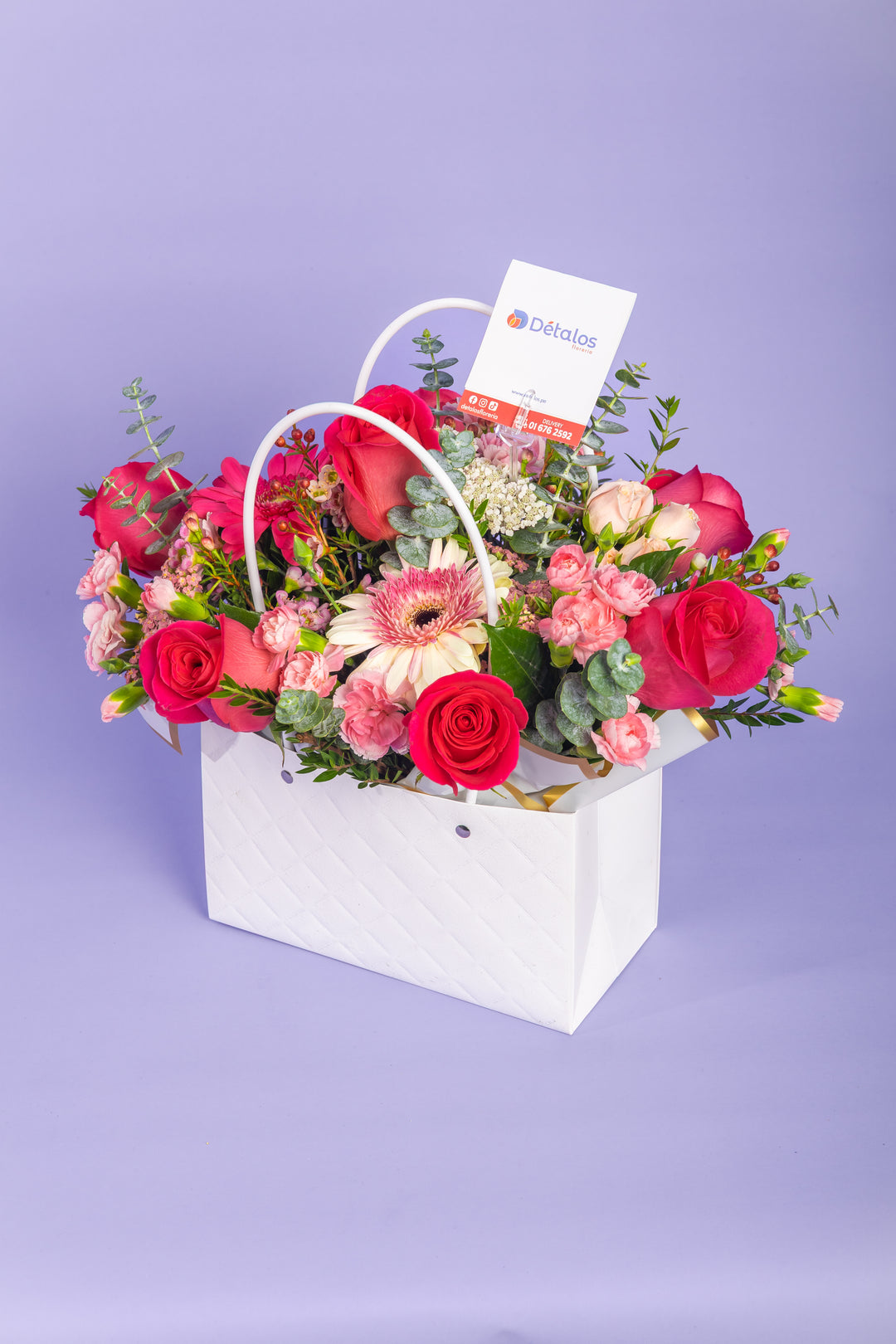 Cartera blanca con rosas y gerberas