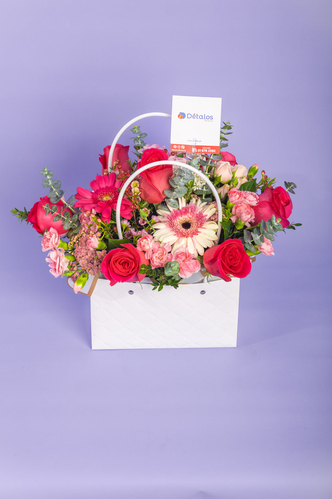 Cartera blanca con rosas y gerberas