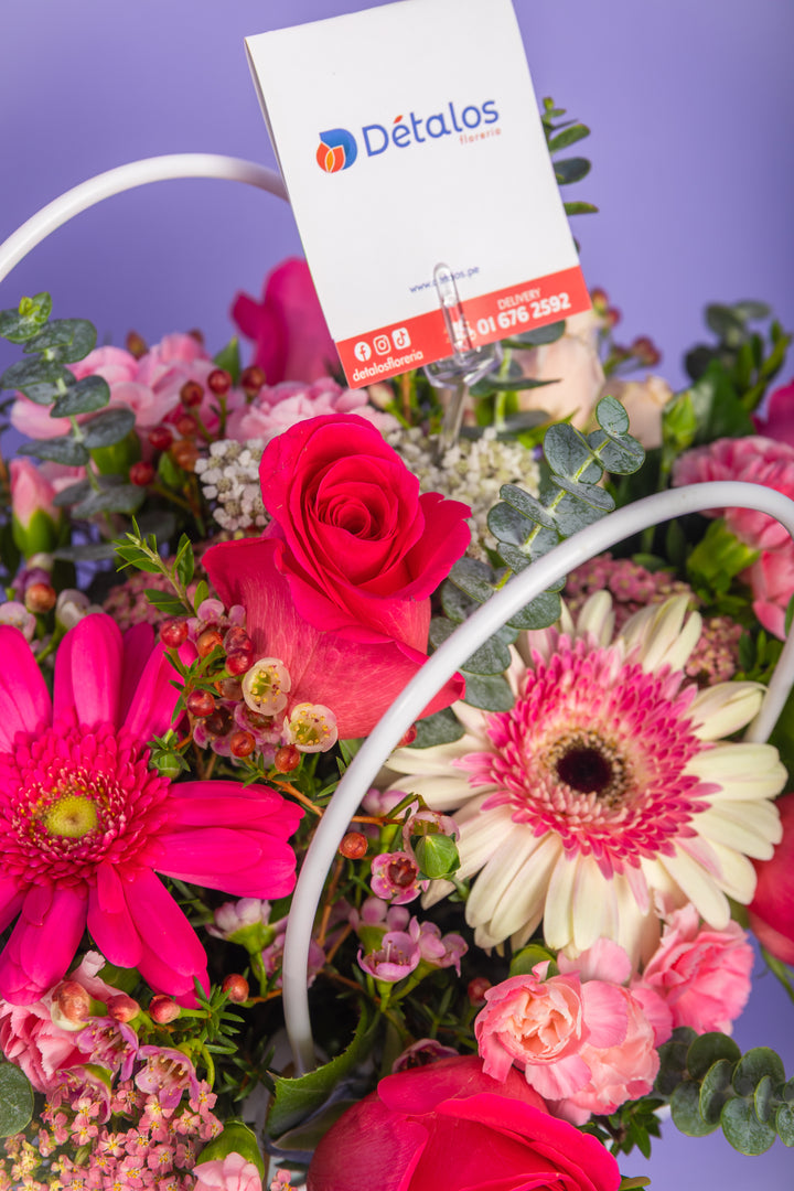 Cartera blanca con rosas y gerberas