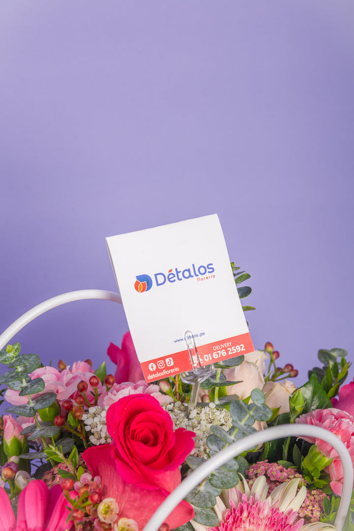 Cartera blanca con rosas y gerberas