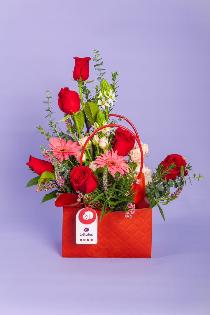 Cartera roja con rosas rojas y 2 gerberas
