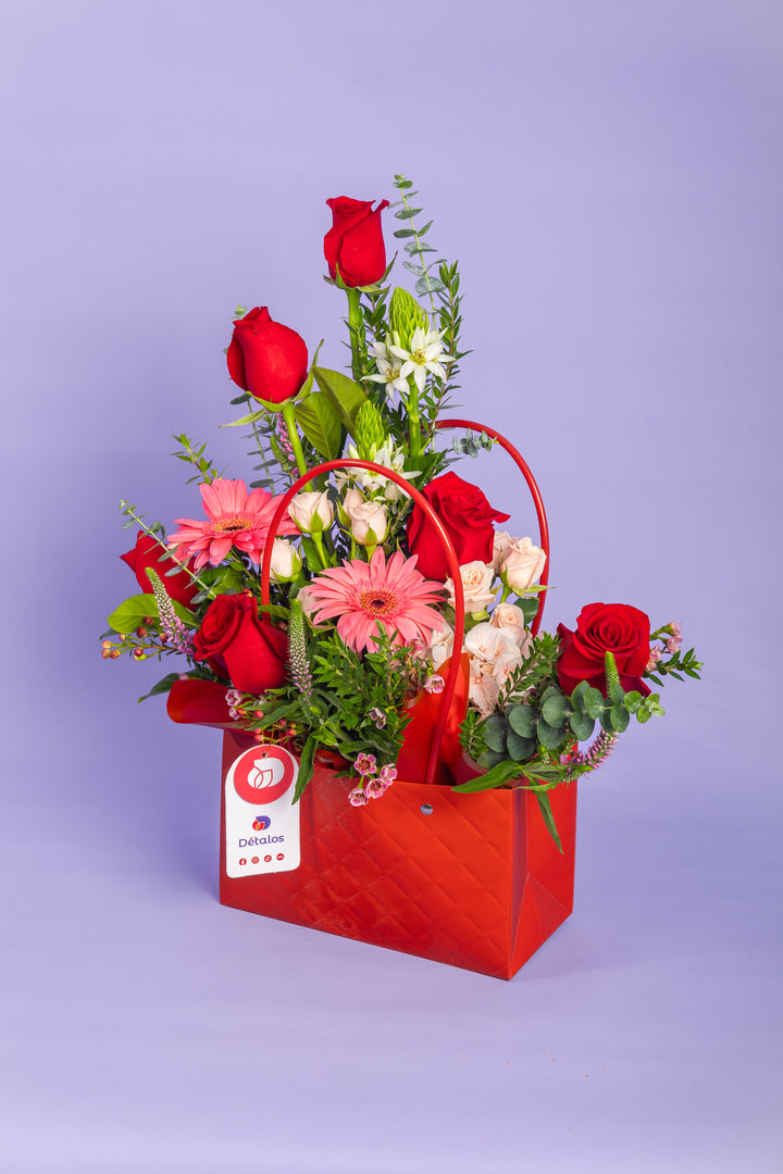 Cartera roja con rosas rojas y 2 gerberas