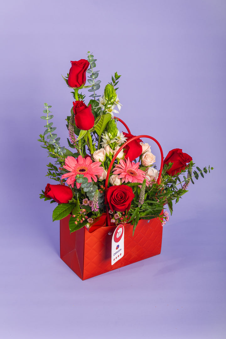 Cartera roja con rosas rojas y 2 gerberas