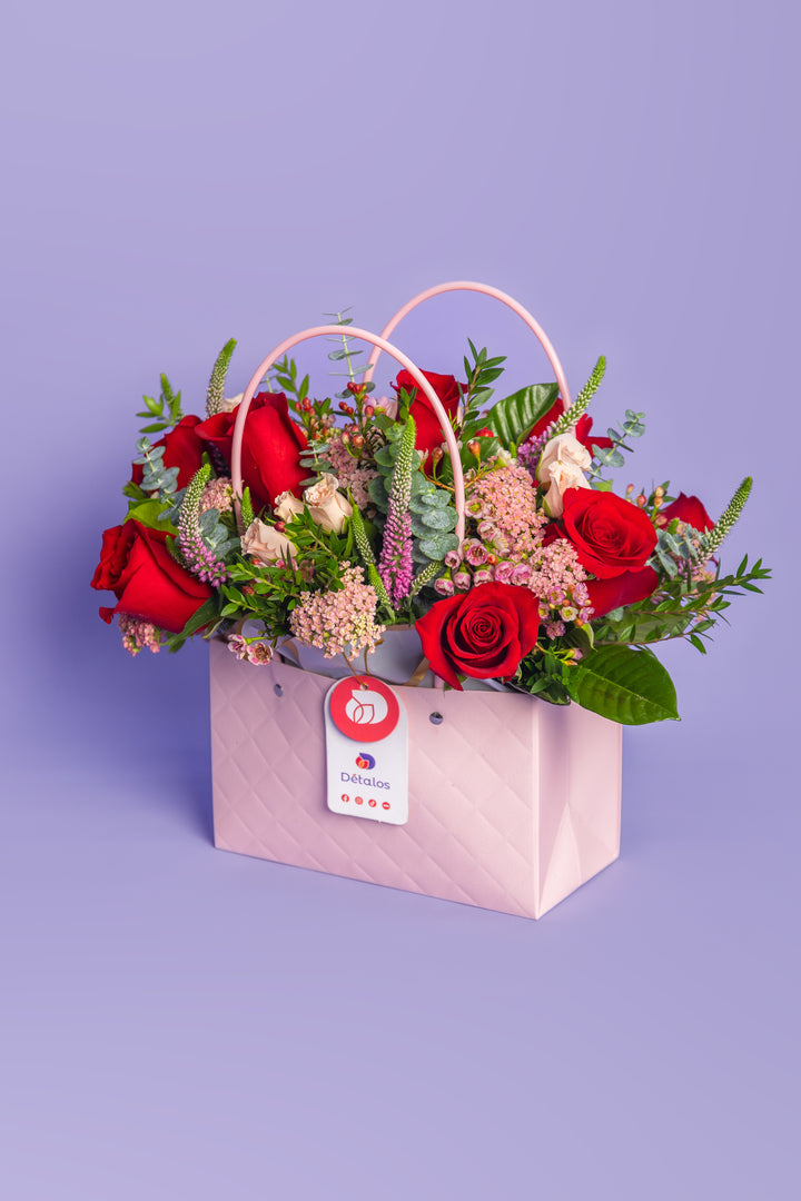 Cartera rosada con rosas rosadas