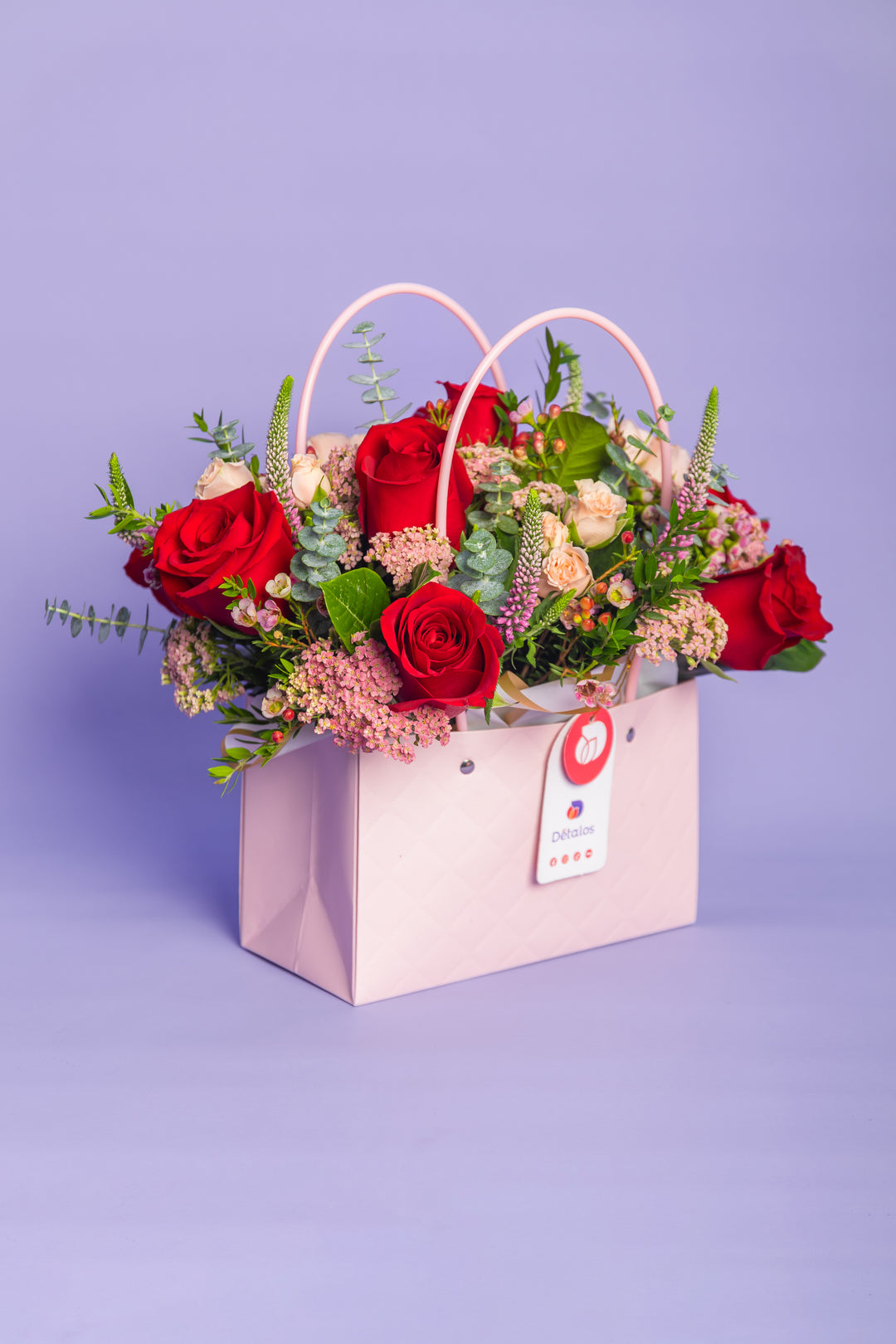 Cartera rosada con rosas rosadas