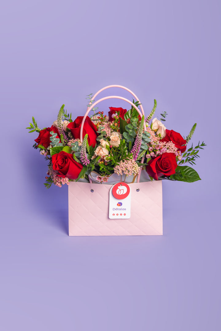 Cartera rosada con rosas rosadas