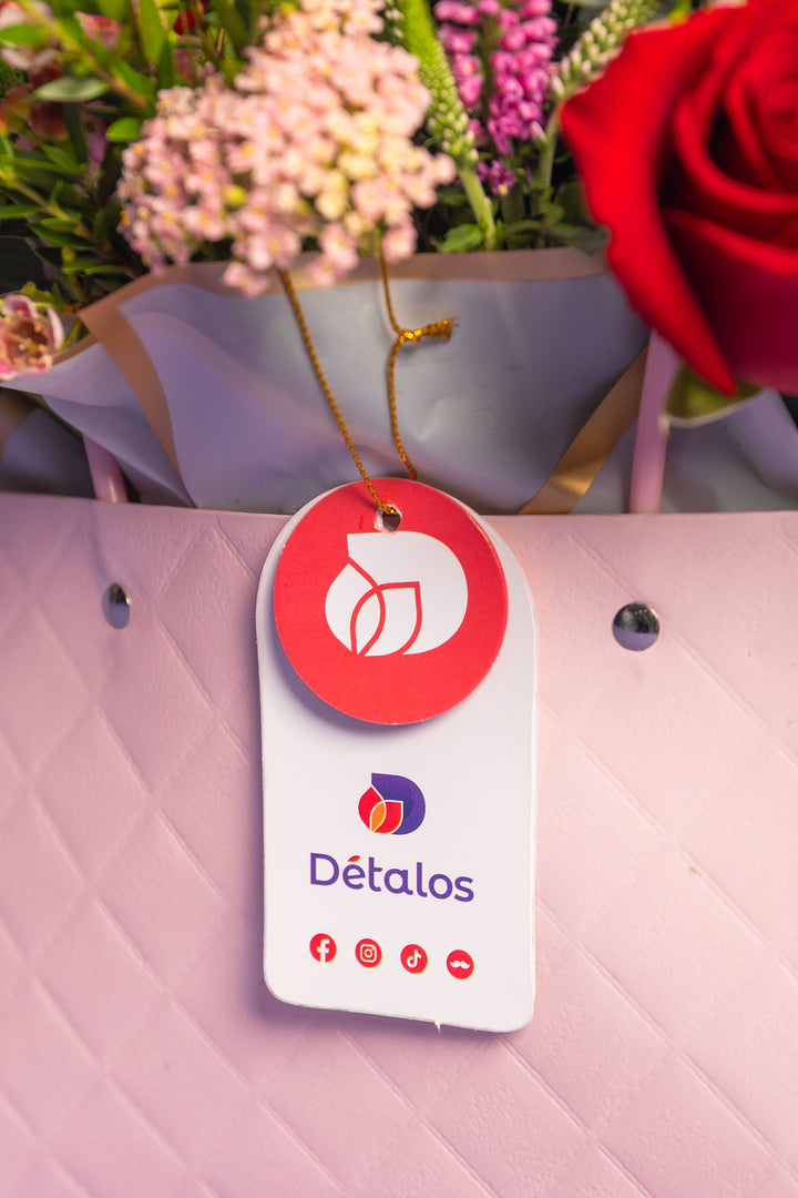 Cartera rosada con rosas rosadas
