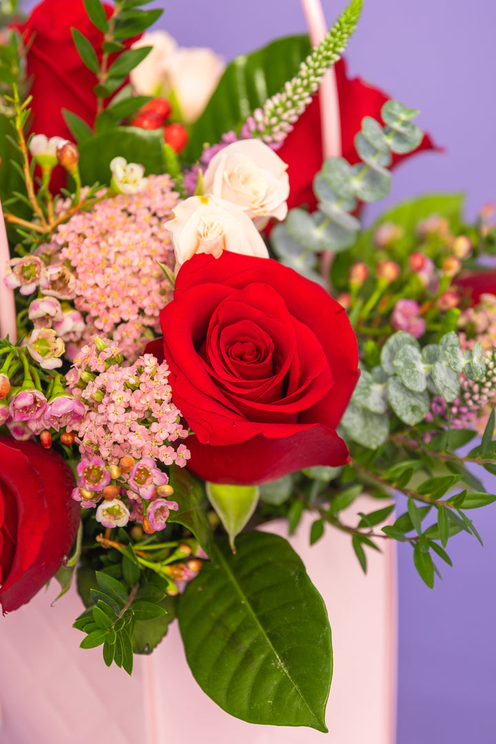 Cartera rosada con rosas rosadas