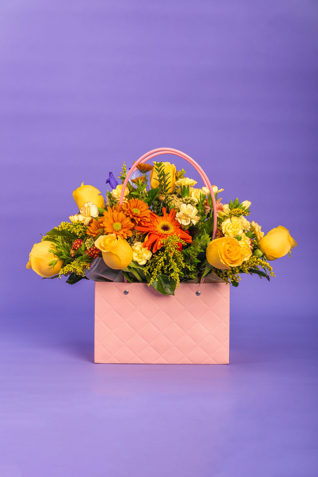Canasta rosada con rosas amarillas