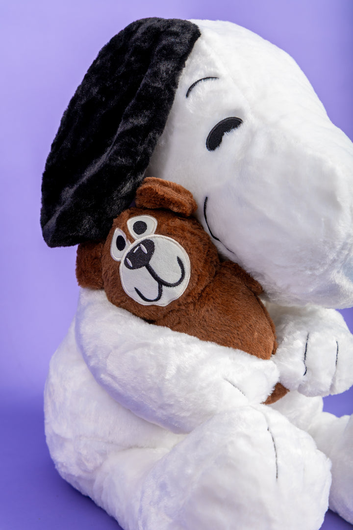 Snoopy con peluche de oso