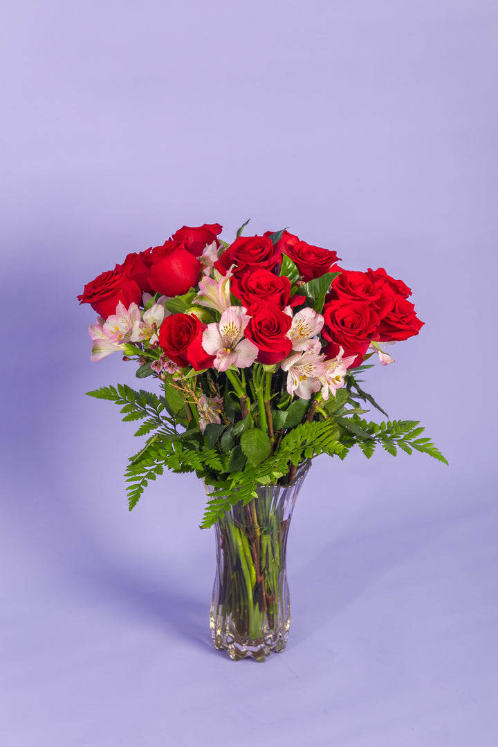 Jarron de vidrio con rosas rojas