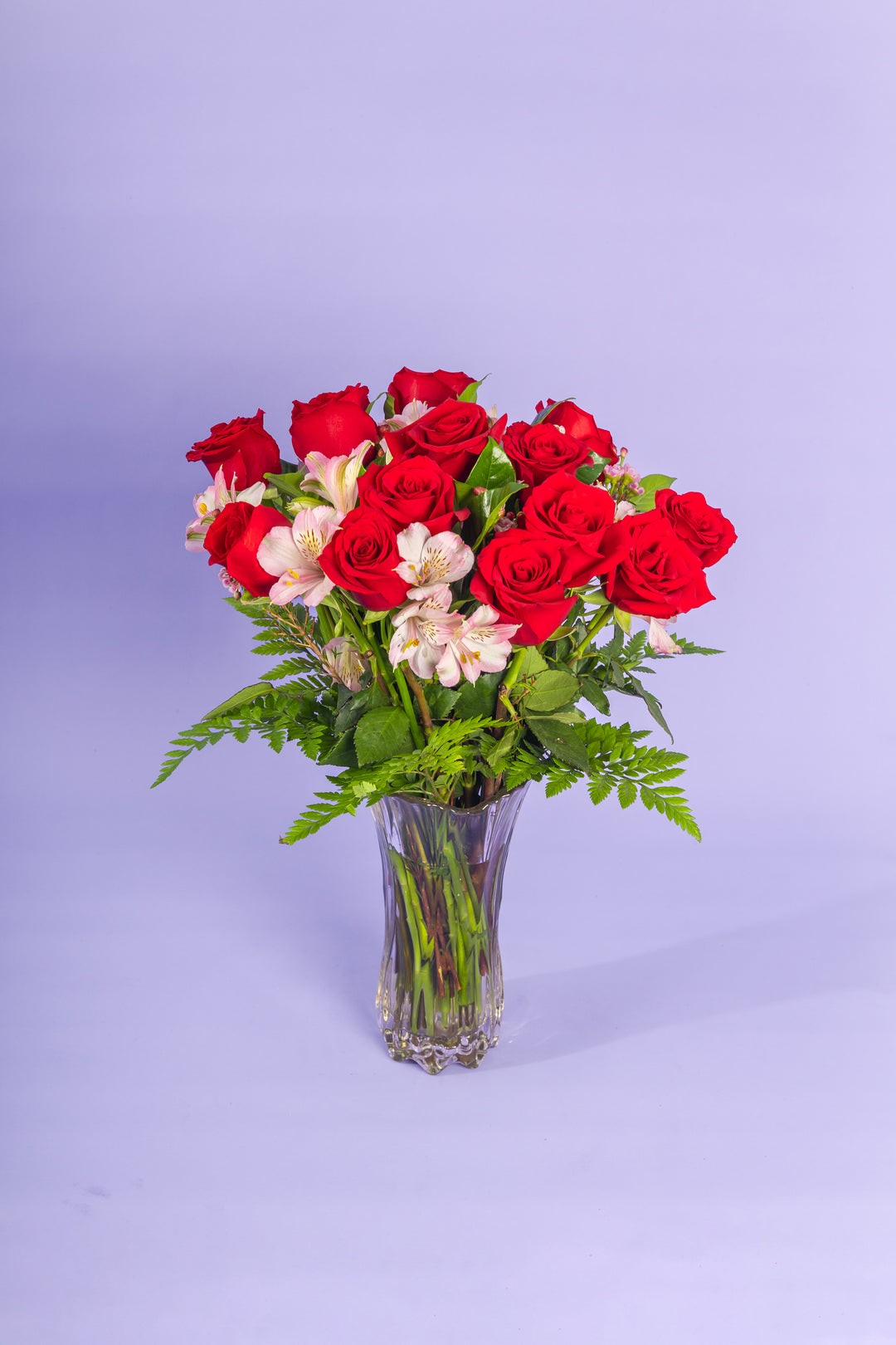 Jarron de vidrio con rosas rojas