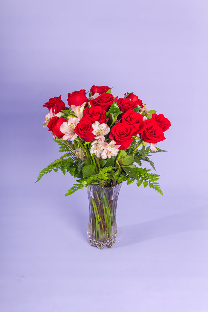 Jarron de vidrio con rosas rojas
