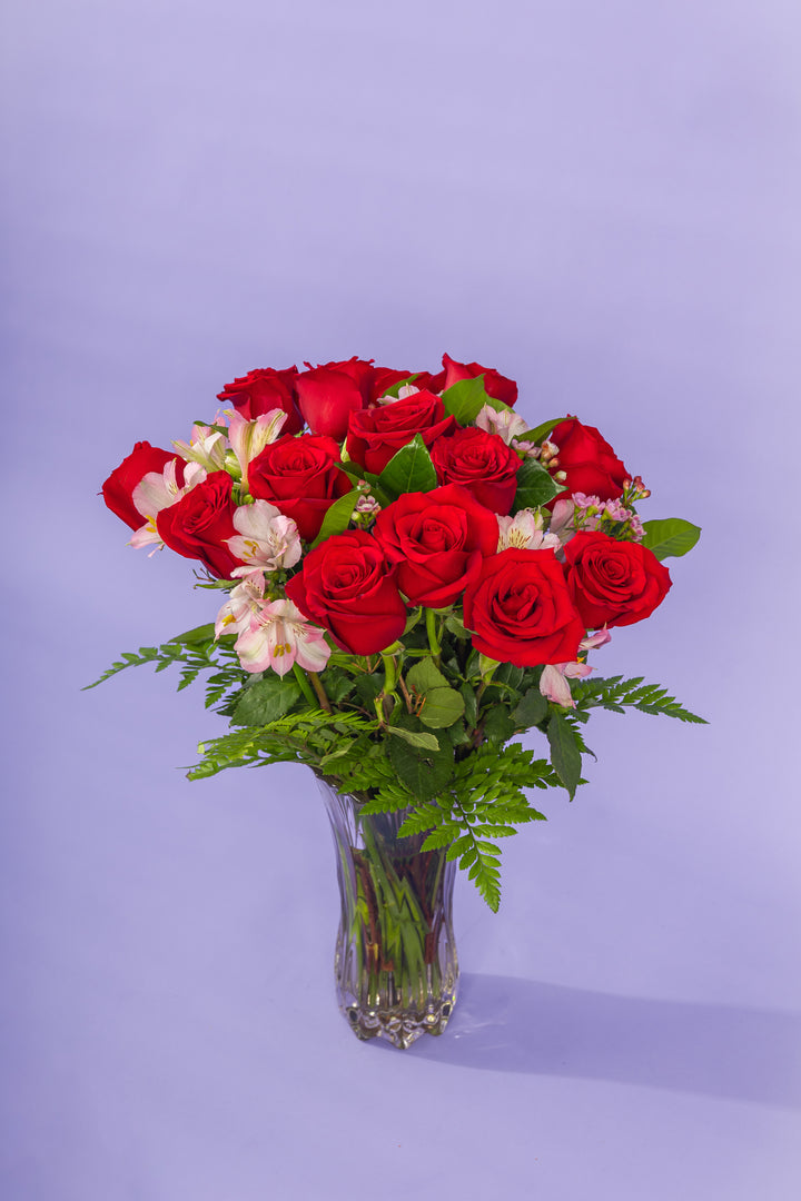 Jarron de vidrio con rosas rojas