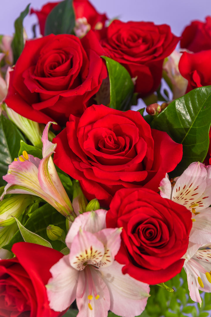 Jarron de vidrio con rosas rojas