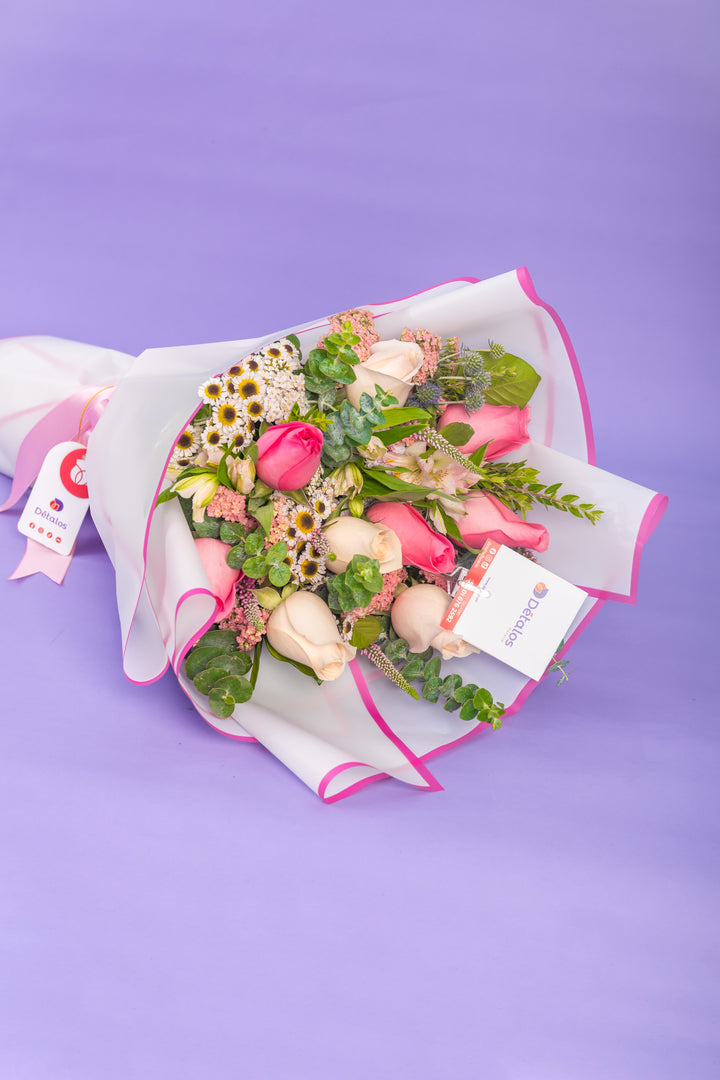 Ramo de 9 rosas blancas y fucsias