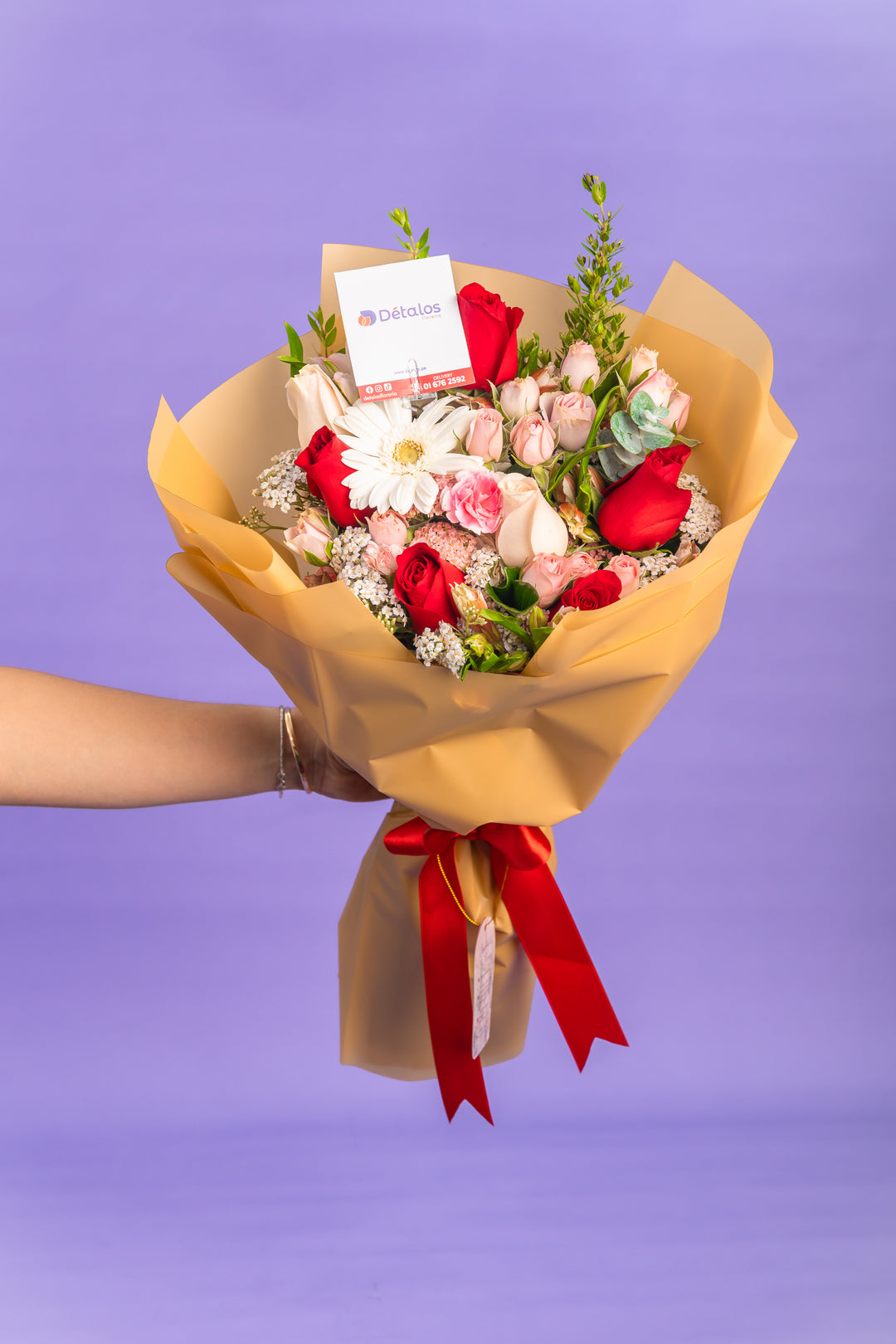 Ramo de mini rosas con rosas y gerbera