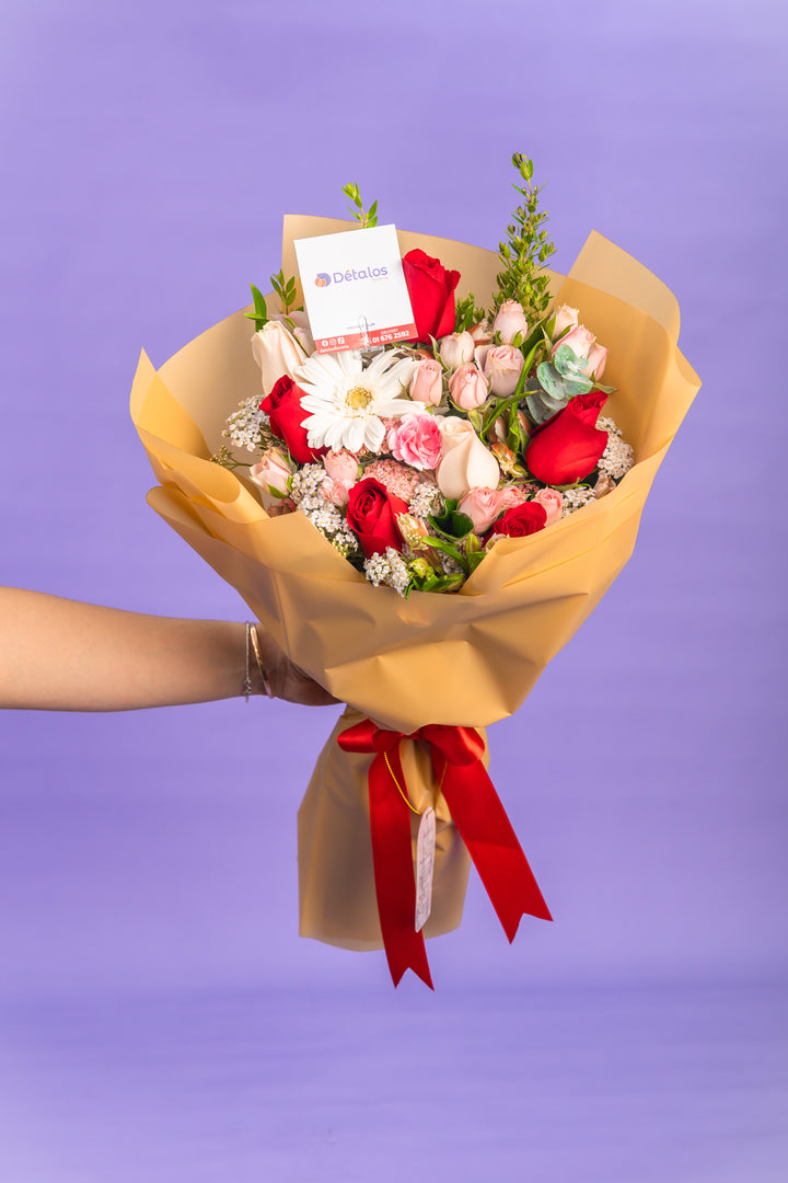 Ramo de mini rosas con rosas y gerbera