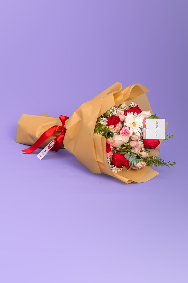Ramo de mini rosas con rosas y gerbera