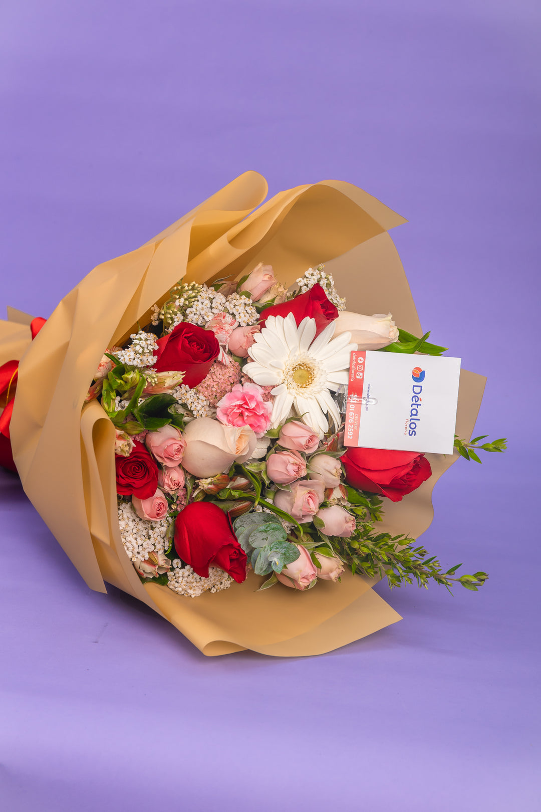 Ramo de mini rosas con rosas y gerbera