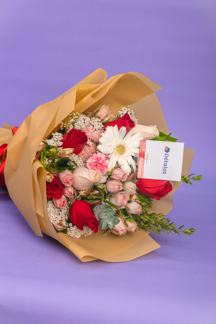 Ramo de mini rosas con rosas y gerbera
